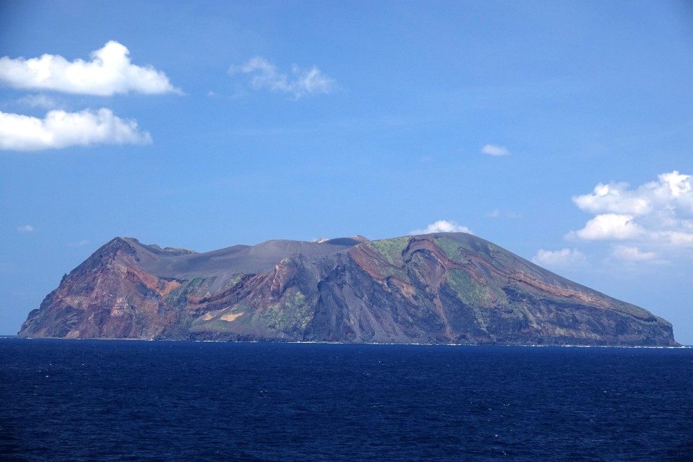 鳥島　写真提供：ボニンブルーシマ