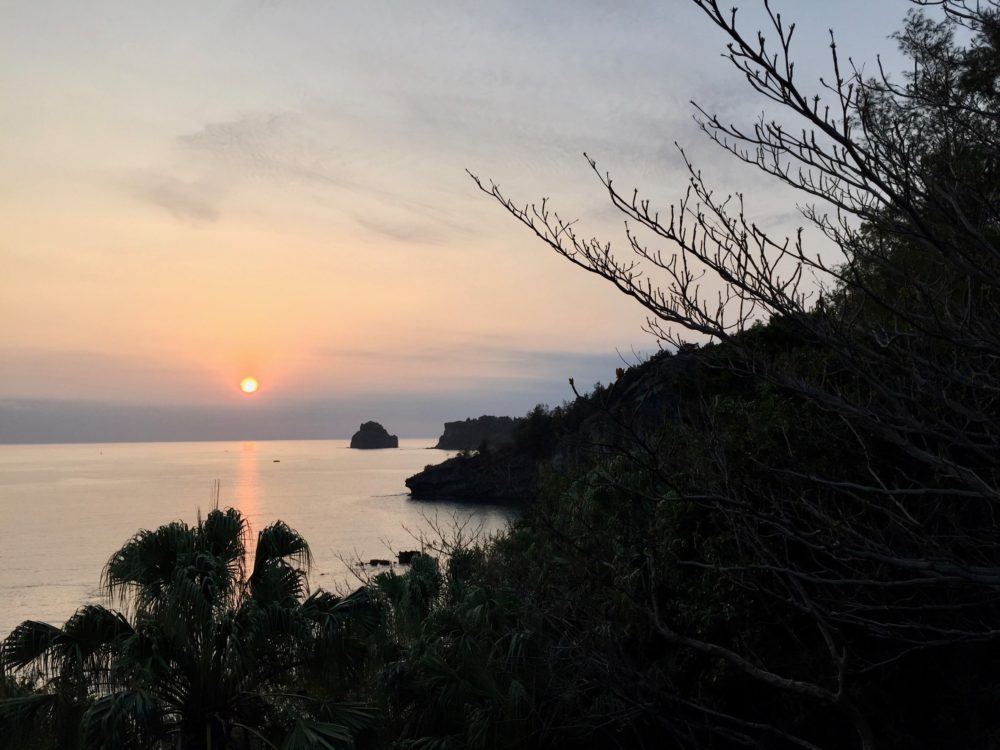 境浦からの夕日