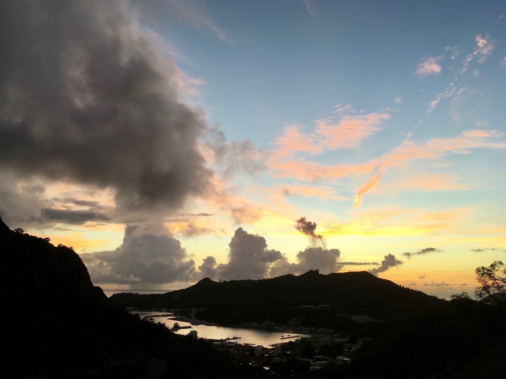 夜明け道路からの夕日