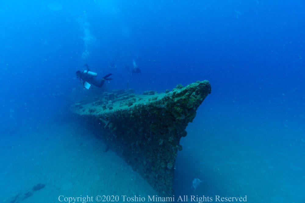 砂泥の海底に鎮座する駆潜艇50号